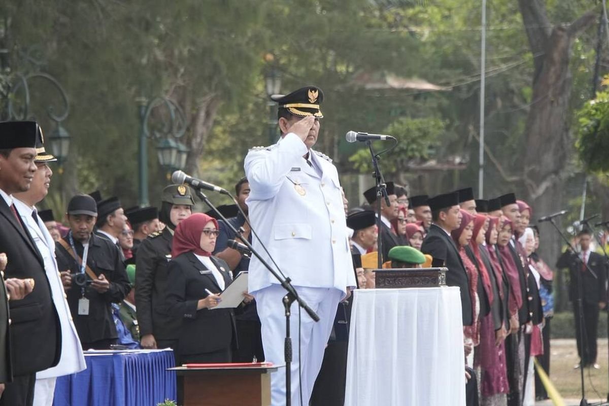 LambeSahamjja's tweet photo. upacara hut ke 81 ri di kulon progo digelar tanpa tenda vip:
- pejabat ikut berdiri sama kayak peserta lain
- konsepnya namanya satu rasa satu jiwa
- bupati kulon progo agung setyawan ikut berdiri kena panas juga
- tujuannya biar pejabat rasain yang biasa dirasain rakyat terutama anak sekolah
- katanya biar semua peserta ngerasa setara dan kompak nggak ada sekat