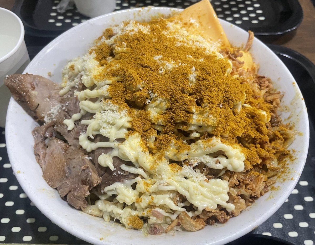 yumekata_aichi's tweet photo. 8/17(月)
夜のみ 18時〜21時  LO21時

本日、普段はUBER限定メニューの
カレー汁なし +150円券
でやります！！！！！

デフォでマヨかかるので、マヨネーズの食券買ってもらわなくてOKです👌

連休明けの鬱憤は僕にぶつけてください！つつみ込みましょう🧑‍🍼

自転車、店の前に数台なら停めれます！ https://t.co/V25luixQhm