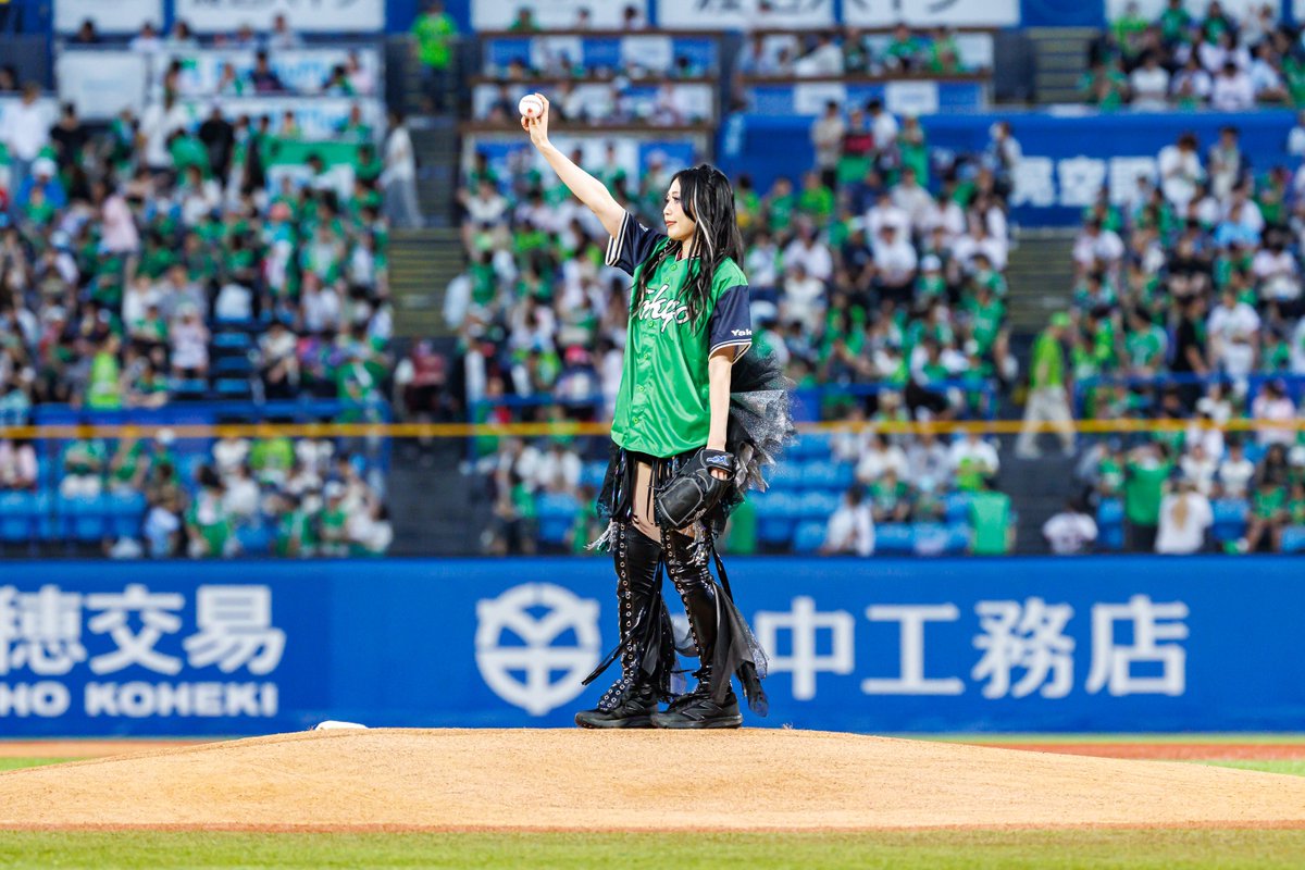 wwr_stardom's tweet photo. ✨⚾️勝利の女神⚾️✨

8/16 神宮球場で始球式に挑戦した上谷沙弥‼
まさかの大暴投🤣💦
しかしその後ヤクルトは見事勝利！単独3位に浮上👏
さらに両国大会も全力PR✨

🔽NEWS
https://t.co/noizl10GEO
#STARDOM https://t.co/Mt0s2ebEQe