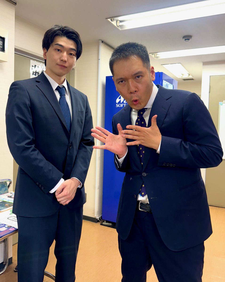 oedo_nagatani's tweet photo. 9月19日(土)より二ツ目に昇進される青之丞さんが、ご挨拶のために、師匠の伯山先生とともに、お江戸上野広小路亭までお越しくださいました。誠におめでとうございます！

青之丞さんの二ツ目初高座が、9/19(土)、9/20(日)と「日本講談協会定席」でございます。ぜひ応援に駆けつけて頂ければ幸いです。 https://t.co/ukgkWcNsuV
