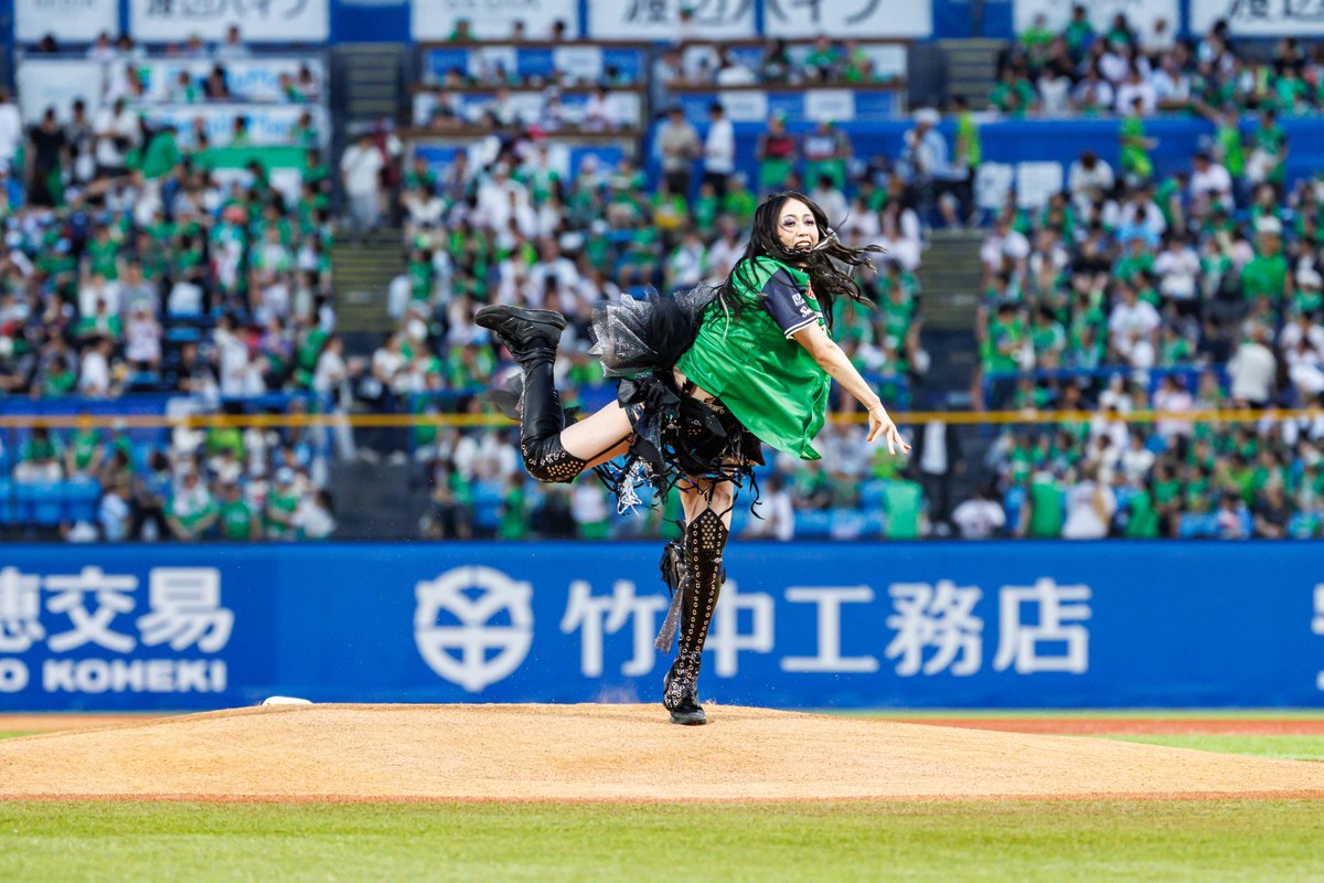 wwr_stardom's tweet photo. ✨⚾️勝利の女神⚾️✨

8/16 神宮球場で始球式に挑戦した上谷沙弥‼
まさかの大暴投🤣💦
しかしその後ヤクルトは見事勝利！単独3位に浮上👏
さらに両国大会も全力PR✨

🔽NEWS
https://t.co/noizl10GEO
#STARDOM https://t.co/Mt0s2ebEQe