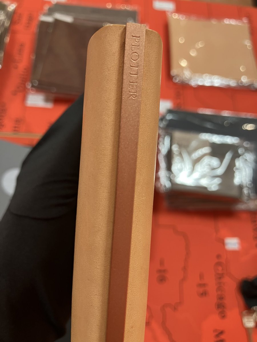 cart_okinawa's tweet photo. 💡ピックアップ商品情報～PLOTTER「スクエア　M5穴リングレザーバインダー」～

本日PLOTTER(プロッター)フェアー最終日！
フォルムが可愛いレザーバインダーをご紹介します💁‍♀️正方形サイズの5穴バインダー、1枚革でできているので、パソコンの手前で気持ちよく開きます♪ https://t.co/ZL7n04ngOS