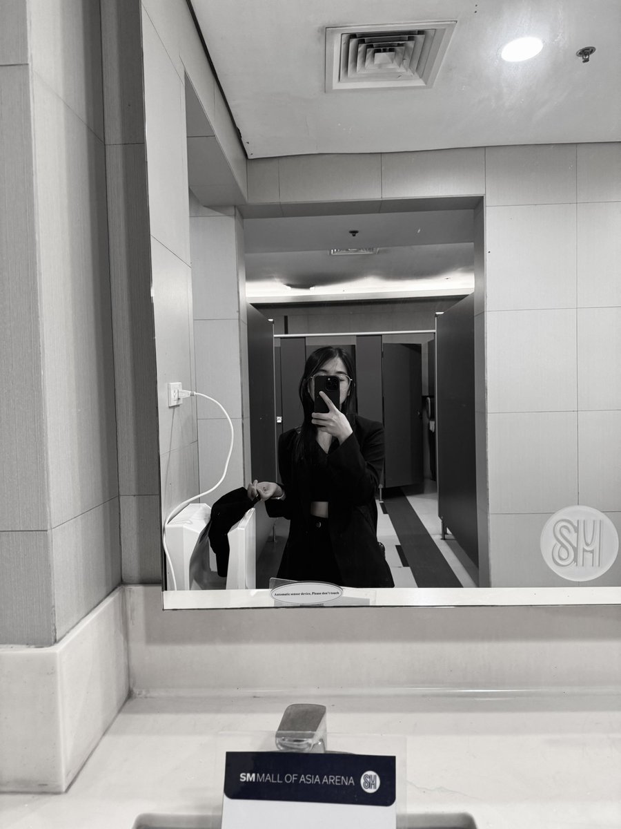 aprsarm's tweet photo. not even sure if the hand dryers in mall washrooms are clean pero ayaw ko rin basa na cap grr https://t.co/85GqTM9lO2