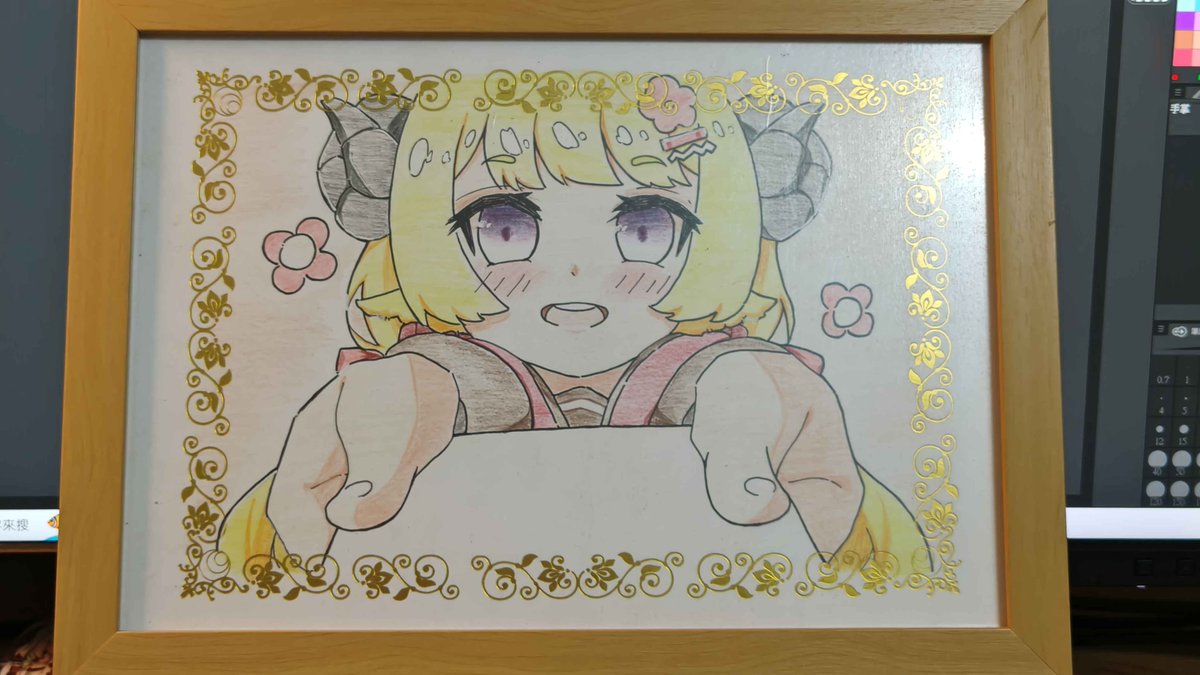 zero54238's tweet photo. 最初は、9歳のわためを色紙に描こうと思っていたんですが、いざそのつもりで描き始めようとしたら、色紙を全部使い切ってしまったことに気づきました。
そこで最後に見つけたのが、何枚か残っていた無地の賞状用紙でした。実は賞状に絵を描くのは今回が初めてだったんですが、描いていくう��に、意外といい感じに仕上がることに気づきました！
ちなみに余談ですが、この絵を描いているときに友達が見て、「このポーズ、表彰しているみたいだね。額縁に入れて、表彰式っぽいBGMを流して授賞式みたいにしたら、すごく雰囲気が出そう！」と言ってきたんです。私たちもその場で「それ、めっちゃ面白そう！」ってなりました🏆✨
#わためと自由研究2026 
#つのまきあーと