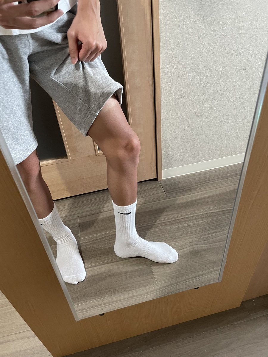 13C_Carbon's tweet photo. 「NIKEのソックスってホモすぎないかな」って相談したら「大丈夫だよ」ってホモが言ってくれたから安心した‼️ https://t.co/zwQKuy3OE3
