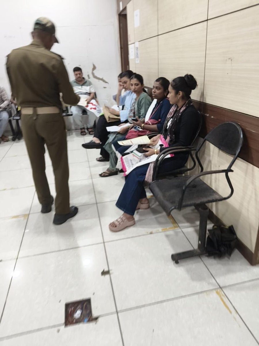 rtovalsad's tweet photo. આર.ટી.ઓ. વલસાડ ખાતે વાહનચાલકો અને અરજદારોને માર્ગ સલામતી જાગૃતિ અંગે પત્રિકાઓનું વિતરણ કરવામાં આવ્યું. 🚗📄🚦@GRSAofficial @COTGuj_office https://t.co/QrjvVgNu0w
