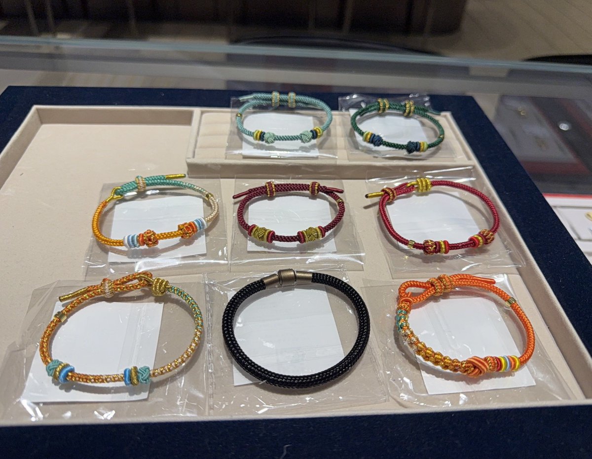 rcdupm1's tweet photo. Just made a woven bracelet with upcycled plastic bags! Cheap, eco-friendly, and perfect for beginners  #DIYCrafts #EcoArt https://t.co/m474sdwpSD