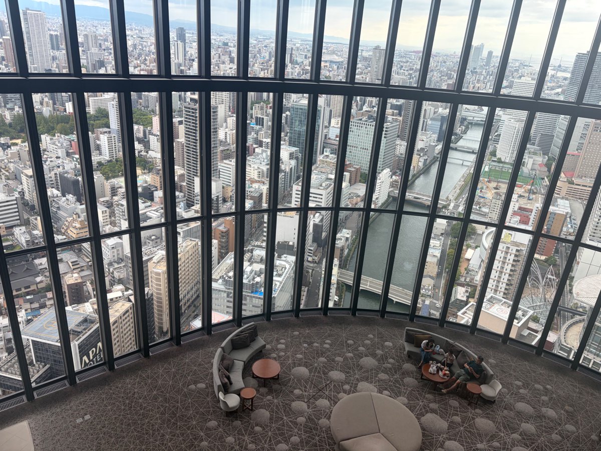 dragoninvest1's tweet photo. リッツ・カールトン大阪からチェックアウトし、そのまま「コンラッド大阪」へ移動。
地上40階のレセプションからエグゼクティウラウンジへ案内され、足を踏み入れた瞬間——
「お待ちしておりました、〇〇様」
え、まだ名前名乗ってないのになんで知ってるの…？（恐怖レベルの神連携）
ラウンジでのチェックインでは、かなり美人なスタッフの方から「お誕生日おめでとうございます！」と笑顔でお祝いいただき、なんチャッてヒルトンダイヤ💎にもかかわらず、ダイヤモンドメンバー様で、誕生日の滞在ありがとうございます。最上階のお部屋にアップグレードさせていただいておりますとのこと。レイトチェックアウトは、無理しない範囲でお願いしますと伝えたところ、リッツと同じく13時までに。
とにかく、前日との凄まじいホスピタリティギャップに、同行していた娘も「すごっ…！」とドン引き＆大興奮笑
やっぱりコンラッド大阪の特別感とVIP待遇は、国内でも頭ひとつ抜けてる。
みなさんは「名前で呼ばれてビビった神ホテル」の体験ってありますか？リプで教えてください👇