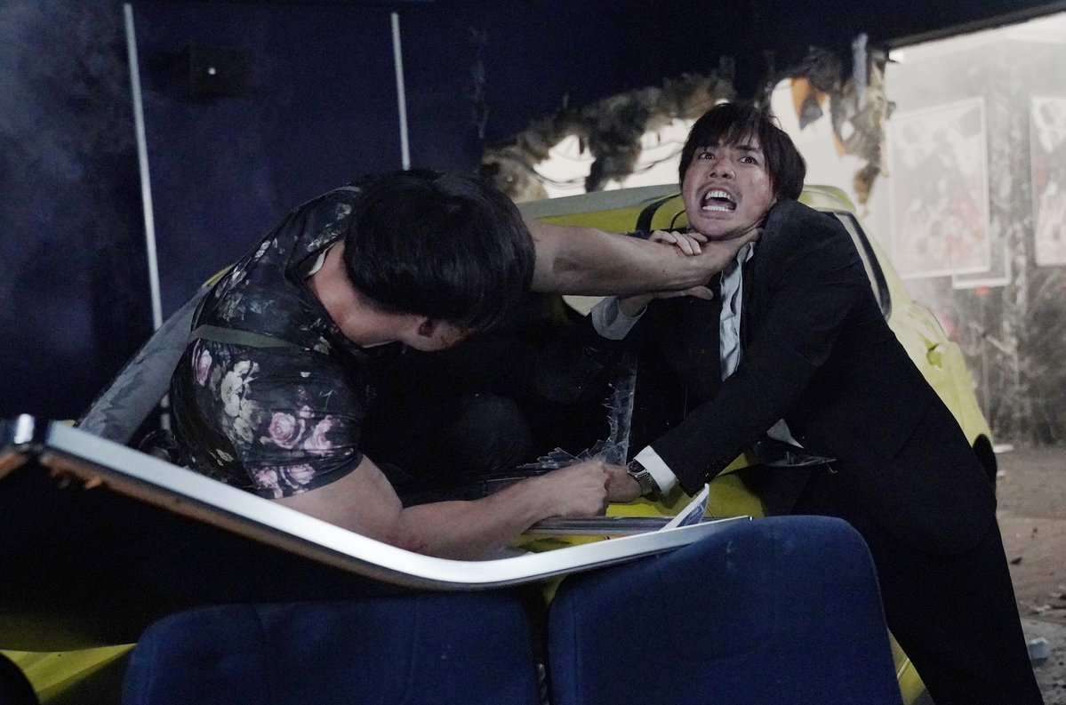 warakemo_movie's tweet photo. ▶　映画『#藁にもすがる獣たち』  ◀
▶     ❮ 新場面写真2点❯ 解禁📸ˊ˗    ◀
⠀
エリンギ(#青木マッチョ)の
圧倒的パワー炸裂💪
絶体絶命に追い詰められた
江波戸良介(#成宮寛貴)の運命は…!?
⠀
欲にまみれた“獣”同士による
凄絶アクションシーンをぜひ劇場で🎬
𝟗.𝟐𝟓(FRI) #わらけも💸🐺 https://t.co/QgFxgrjXBh