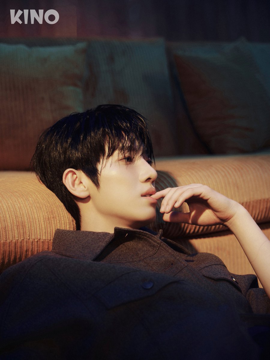 Its_Kinomag's tweet photo. KINO ISSUE 06 |
밤이 사방을 감싸는 순간
빛은 비로소 방향을 갖는다. 
서로 다른 가능성 속에서
몇 번이고 자신을 찾아온 그. 
이번에는 조금 더 가까이 다가가
렌즈 너머 아직 드러나지 않은
그의 새로운 모습을 마주한다.

#박시우 #PARKSIWOO
#SeeUinBloom https://t.co/JIIKM0UVoD