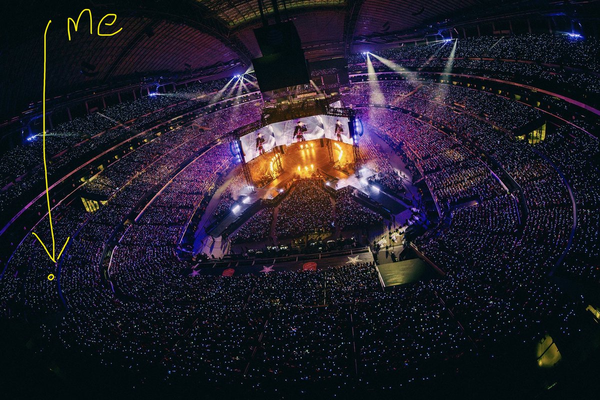 butterflysuki77's tweet photo. OMG I’M IN A PICTURE WITH BTS!!! https://t.co/THkycA85m0