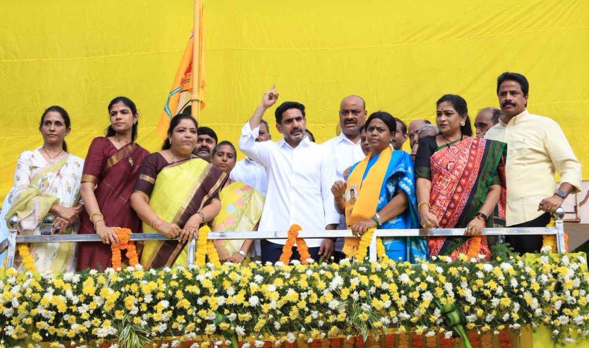 galla_madhavi's tweet photo. వెంకటపాలెంలో ఎన్టీఆర్ గారి విగ్రహానికి విద్య, ఐటీ శాఖల మంత్రి నారా లోకేష్ గారు, మంత్రులు, ఎమ్మెల్యేలు, ఎమ్మెల్సీలు ఎన్టీఆర్ గారి విగ్రహానికి నివాళులు అర్పించి అసెంబ్లీకి బయలుదేరిన గుంటూరు పశ్చిమ నియోజకవర్గ ఎమ్మెల్యే శ్రీమతి గళ్ళా మాధవి గారు.

#GallaMadhavi #GunturWest #GunturWestMLA #NaraLokesh #TDP #NTR #AndhraPradesh #Amaravati #TDPAlliance @iTDP_Official @naralokesh