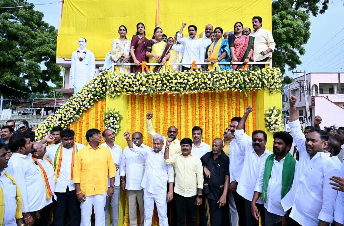 galla_madhavi's tweet photo. వెంకటపాలెంలో ఎన్టీఆర్ గారి విగ్రహానికి విద్య, ఐటీ శాఖల మంత్రి నారా లోకేష్ గారు, మంత్రులు, ఎమ్మెల్యేలు, ఎమ్మెల్సీలు ఎన్టీఆర్ గారి విగ్రహానికి నివాళులు అర్పించి అసెంబ్లీకి బయలుదేరిన గుంటూరు పశ్చిమ నియోజకవర్గ ఎమ్మెల్యే శ్రీమతి గళ్ళా మాధవి గారు.

#GallaMadhavi #GunturWest #GunturWestMLA #NaraLokesh #TDP #NTR #AndhraPradesh #Amaravati #TDPAlliance @iTDP_Official @naralokesh