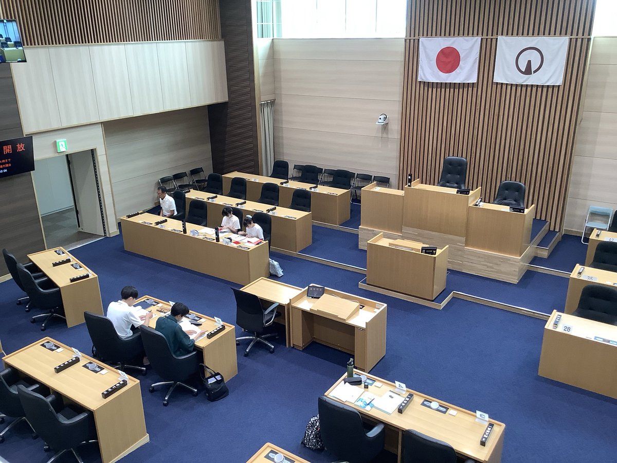 darudanian's tweet photo. 今日から「議場開放」が始まりました。午前と午後、それぞれ2人の広報委員会委員が当番で受付などを担当します。初日の午前中は横山広報委員会委員長と森議員が担当でした。会場を覗いてみたら、中高校生の皆さんが��かに勉強中でした。初めての試みですが、多くの皆さんに足を運んでもらいたいです。 https://t.co/55dZMs28Sj