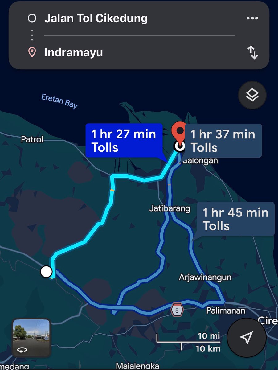 abulmuzaffar10's tweet photo. Gue mau bahas dari sisi lain ya.. dari segi struktural..

Indramayu itu ga pernah kaya..
Indramayu dari dulu itu lumbung kemiskinan di Jawa Barat. 

Per tahun 2009-2014, sebelum Tol Trans Jawa, rata rata kemiskinan di Indramayu itu 14-18%
Salah satu yang tertinggi di Jawa Barat

Pasca Tol Trans Jawa, memang kemiskinan turun, tapi tetap aja masih tertinggi di kabupaten lain di Jawa Barat.

Munculnya Tol Trans Jawa itu memang mematikan Indramayu. Membuatnya jadi lebih parah.

Karena gerbang tolnya jauh banget dari pusat kota Indramayu. Bisa 1 jam lebih. Walhasil, orang juga malas kesana karena akan nambah perjalanan. 

Beda sama Tegal yang masih hidup. Ya gimana, jaraknya ke gerbang tol cuman 15 menit. 

Tegal pun masih jadi daerah transit karena masih banyak orang yang ke daerah Banyumas dan Yogya ya harus keluar dari exit tol Tegal. 

Jadi.. masalah Indramayu itu ga sekedar delayed gratifications sih..

Walau saya paham, poin penulisnya apa. Ini biar kita lebih komprehensif aja menilai sesuatu.