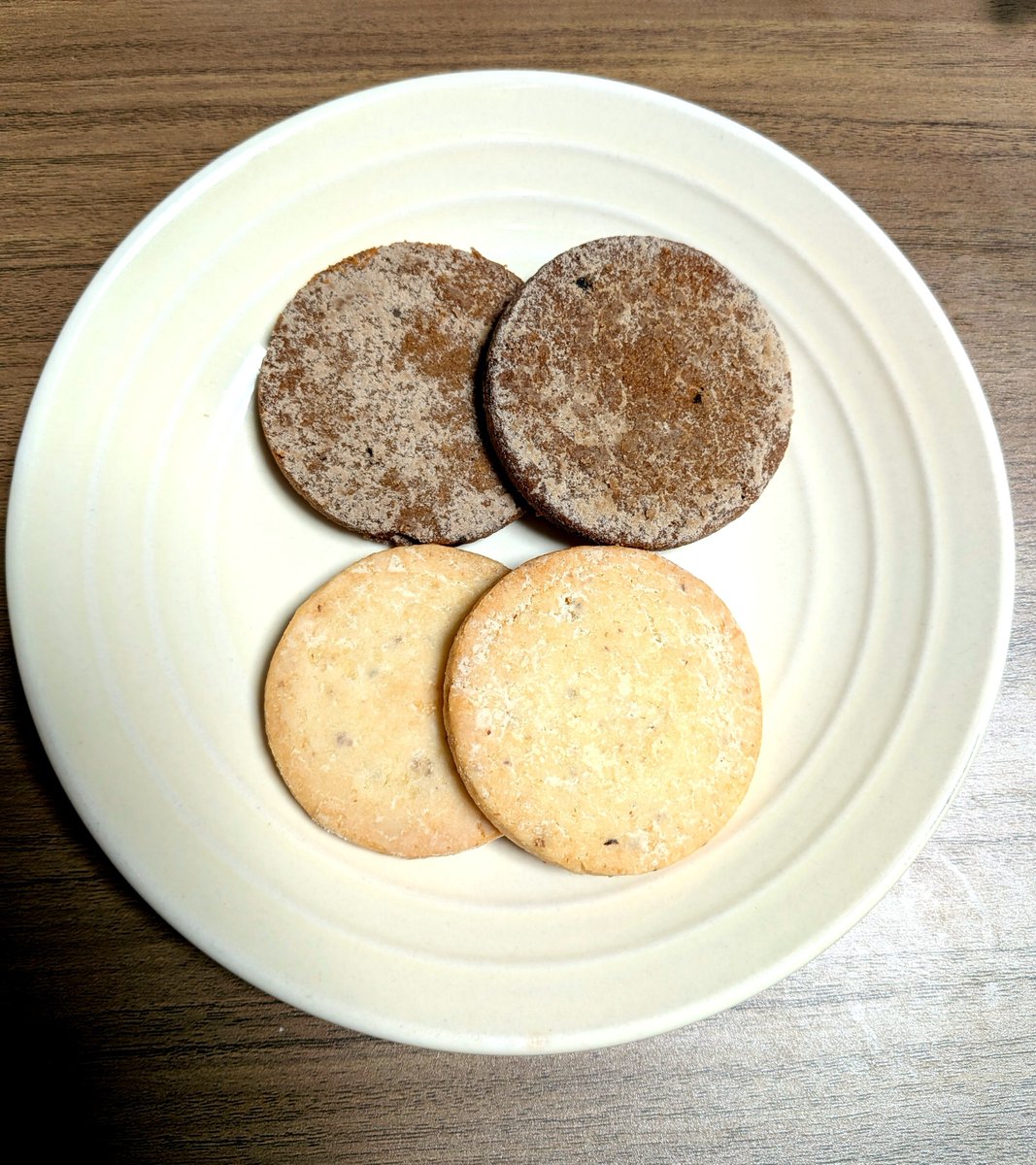 ttt6812's tweet photo. fammy by Miho Sato
紅ほうじ茶クッキー(↑)
ほんのり木苺の風味もあって後味すっきりのクッキー。
しっとりかつサクサクなクッキー。

AMAM+
ビスキュイスノウ(↓)
一口食べるとサクッとしてるけど口溶けが良い…甘すぎないクッキーでおいしすぎる。��品なクッキー。 https://t.co/d5h9Tg59zM