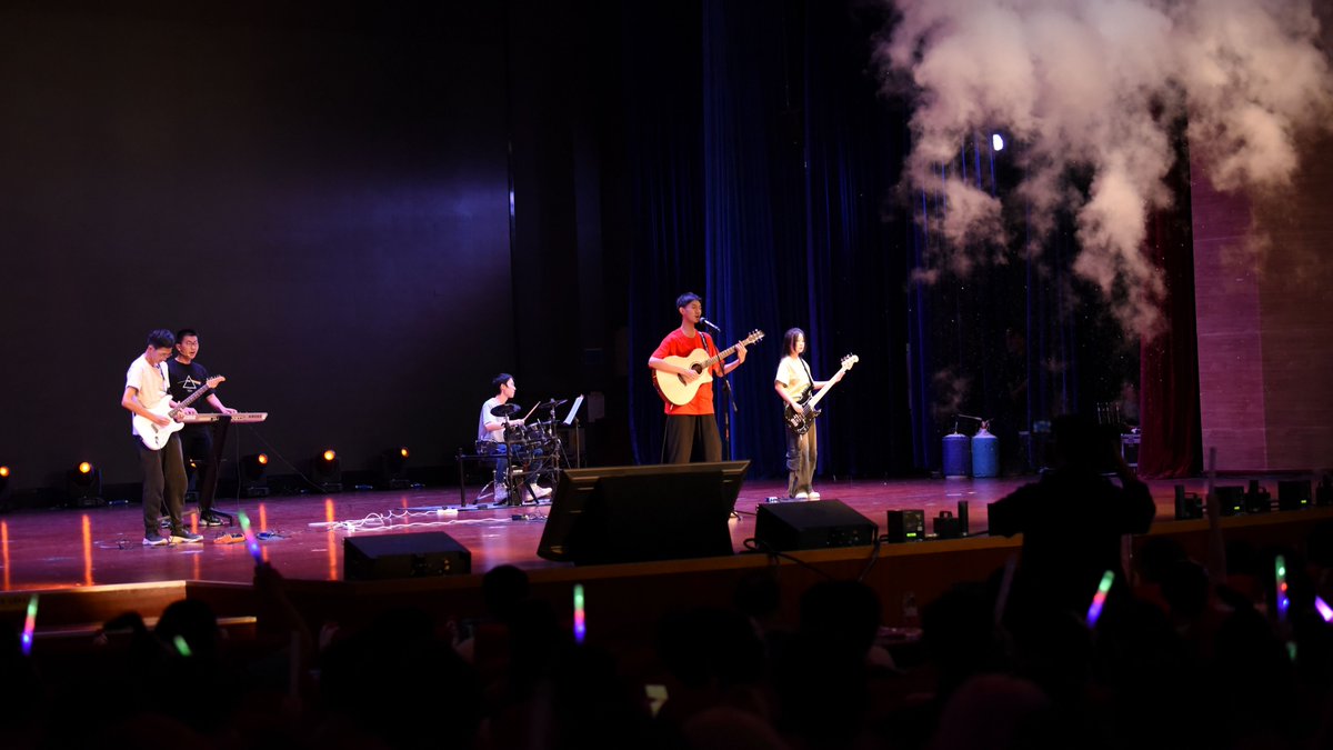 SholayAyodele's tweet photo. Last night’s indie band gig at the small venue had non-stop energy, crowd singing along every track—what a perfect night out for live music!， https://t.co/zBC2CiSna6