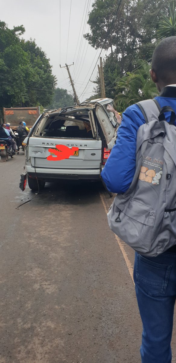 abadojack's tweet photo. White Range Rover rear ended a tipper on Riverside Drive just before Kofisi. There's a corpse on the sidewalk. https://t.co/90bBz81zlX