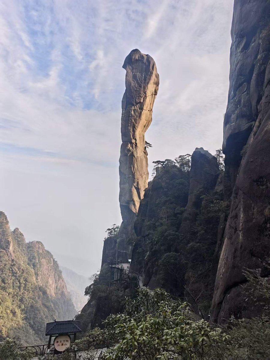 huozhemeta's tweet photo. 经历的感情多了，你才会真正看懂这13条男女关系的顶级思维。
警告，这不是毒鸡汤，是血换来的。

第一，别猜她心思。 你越猜越累，越累越卑微。享受当下，别总想着占有。顺其自然，反而更长久。

第二，女人喜欢被安排。 别问她“你想吃什么”“你想去哪”，她会觉得你没主见。直接说清楚计划，她反而更愿意跟你走。

第三，别把感情看得太重。 从第一天起就做好随时结束的准备，你才不怕失去。越怕失去的人，���去得越快。

第四，她从来不属于你。 她只是刚好轮到你。看清这个真相，你就不会在关系里患得患失。

第五，别为女人放弃事业。 ���业是你的，女人不一定。你把事业丢了，她大概率也会走。反过来，你有事业，女人就不会缺。

第六，把重心放在健身、工作、旅行、提升自己上。 你围着自己转，女人会围着你转。你围着女人转，她只会觉得你没正事干。

第七，别用付出换感动。 感动不是爱，吸引才是。你掏心掏肺，不如把自己活得有劲。她爱的是那个有吸引力的你，不是那个跪着付出的你。

第八，背叛过你的女人，一次不忠，永不再用。 别心软，别信她改。破镜能重圆，但裂痕永远在，你只是给她第二次捅你的机会。

第九，把女人当女神，你永远得不到她。 当普通人相处，你反而能搞定。神是要供的，人是用来爱的。你跪着，她只能俯视你。

第十，女人没有标准，只有感觉。 感觉对了，你帅不帅、有没有钱，她都跟你走。感觉不对，你再优秀也白搭。所以别纠结条件，想办���调动她的情绪。

第十一，不要坦白你的过去。 好事说出来，她怀疑；坏事说出来，她记一辈子。过去的事就让它过去，你的现在才是她能抓住的。

第十二，不抱怨，不将就。 你什么档次，就遇到什么档次的人。你愿意将就，烂人烂事就会一直缠着你。你咬牙往上走，遇到的女人才会越来越好。

第十三，别把某个女人或某段感情当人生目标。 那样既没出息，也没魅力。女人是锦上添花，不是救命稻草。你自己才是那匹锦。

＃感情