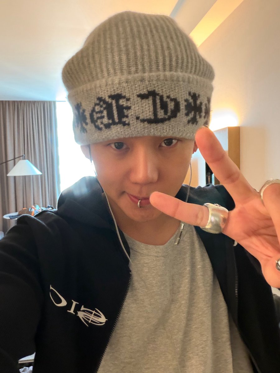 HYUNH4YI's tweet photo. 260817 choi hyunsuk weverse dm 📮📸 #최현석  

🦔📸 (sends photos)
🦔 outfit check!!!!!!! https://t.co/COS7yQOoc1