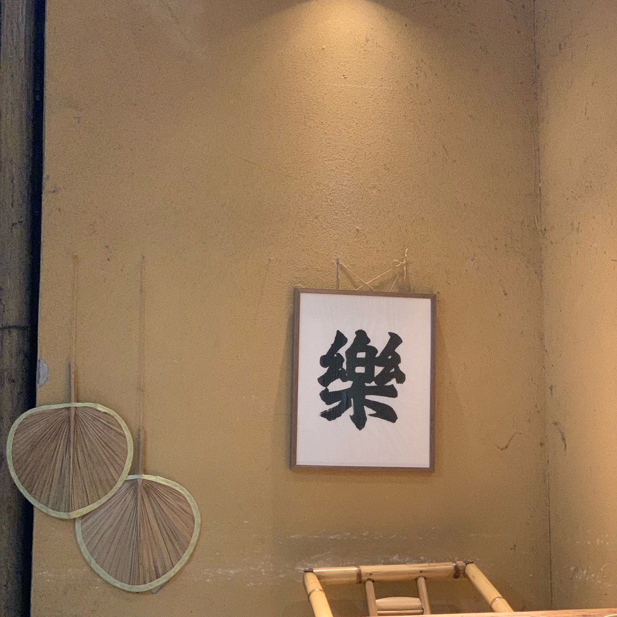 mary65xp1's tweet photo. 凌晨一点的小酒馆，暖灯照着刚蒸好的糖包，蒸汽裹着面香，连窗外的风都软了些。 https://t.co/Kw1NCTBMky