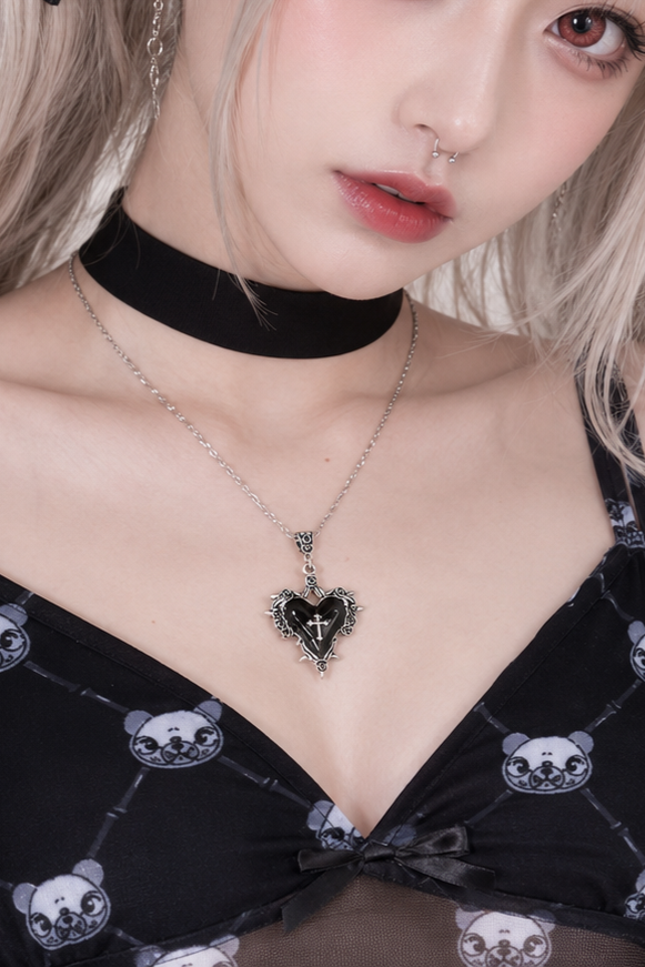 Spider_Rock_Web's tweet photo. ⛓️🖤 𝑪𝑹𝑶𝑺𝑺 𝑯𝑬𝑨𝑹𝑻 🖤⛓️

ブラックハートに十字架を重ねた、
ハードな存在感のゴシックネックレス☠️

Tシャツやデコルテが開いたトップスにも合わせやすく、首元にひとつ足すだけでコーデが一気にダークでキュートな印象に⚡🦇

https://t.co/xMImoqP2Mf https://t.co/tEEpNcvAvI