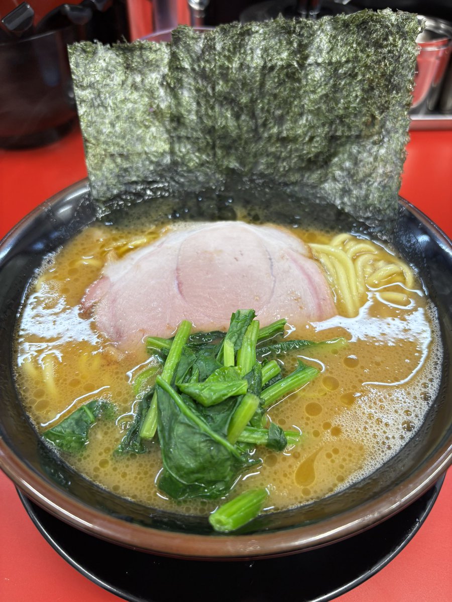 teruteruafu's tweet photo. 関内家
本日オープン
ある方と同麺
熱々スープに💦
キリッとしたスープ🥣
しっかりスモークチャーシュー🥩
シャキシャキほうれん草🥬
懐かしさを感じるラーメン🤔
めっちゃ美味しかったです😋
至福の一杯🍜
ご馳走様でした🙏

＊店内告知で写真はラーメンのみなので
    お気をつけ下さい😊 https://t.co/rNd6A7meq7