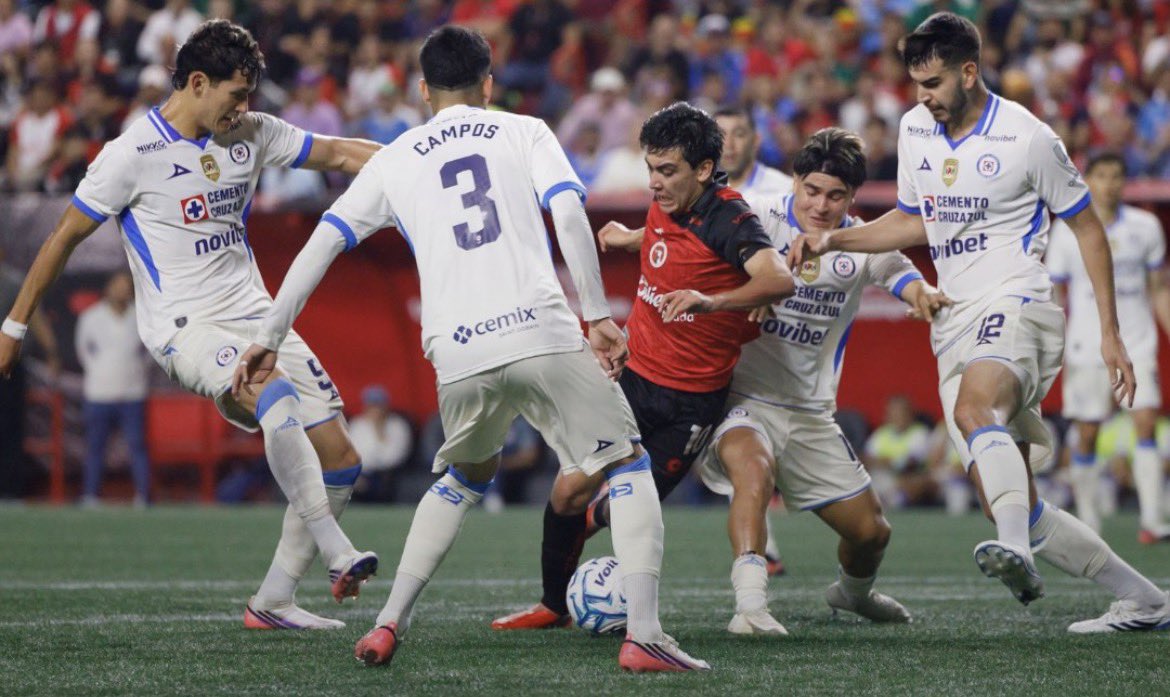 xhiram21's tweet photo. Todos vs Mora. https://t.co/nkGAqqJXzp