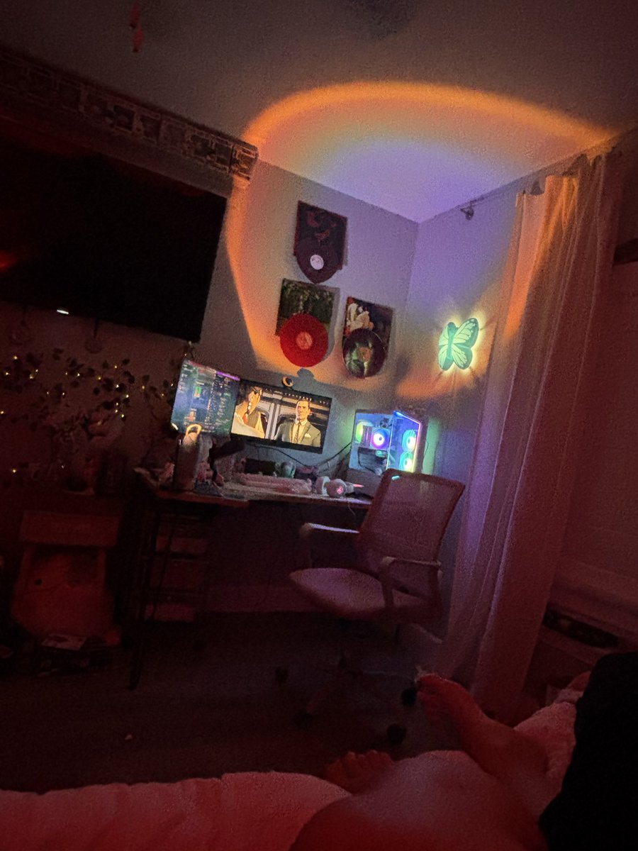 cloudypri's tweet photo. So tired from work today but the new pc is calling me 😭🫩#gamergirl https://t.co/JFcVatnnER