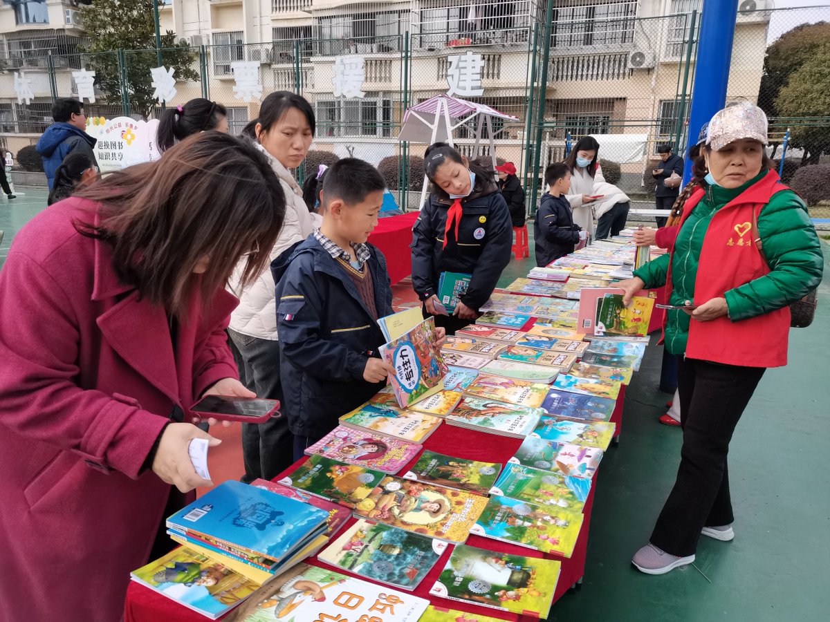 SarahAnusha's tweet photo. Join our neighborhood book swap this Sat at the community park! Bring your pre-loved reads, take new finds, meet friendly locals u0026 enjoy free snacks. See you 10am-2pm! https://t.co/ckW32Zo8aX