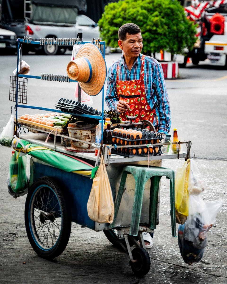 johnmangobkk's tweet photo. Bangkok street photography — everyday life, local characters, and the little moments that make the city so unique. 🇹🇭📸 #Bangkok #StreetPhotography #Thailand https://t.co/3UvDxaRrbK