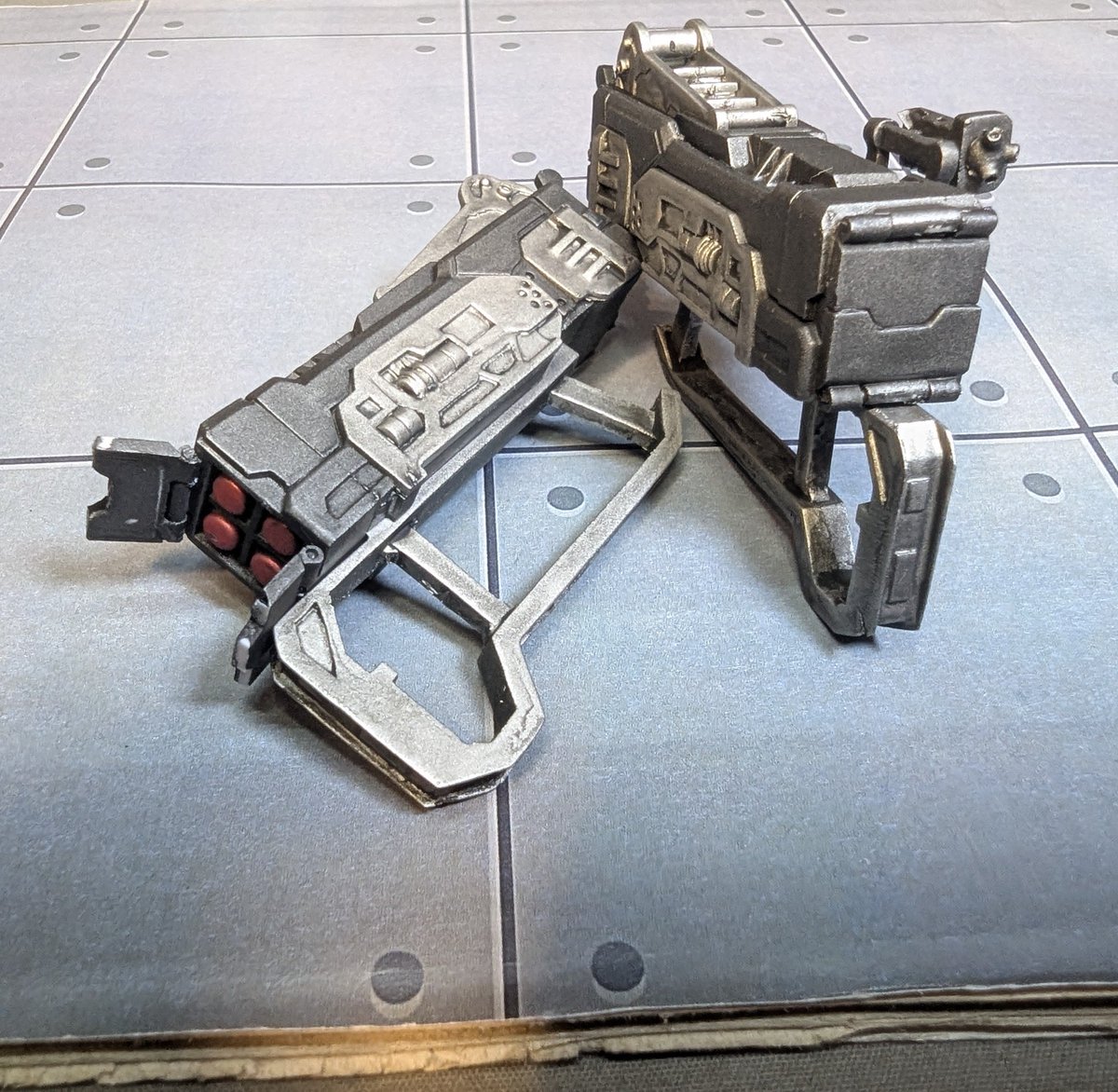 ArchitectLove55's tweet photo. #wf2026s にて購入させていただいた、
@archi_krytron さまのハンミサを作りました。
AC6のハンドミサイルは3種どれも実用的でイイと思います。
特に両肩双対ハンミサでチーム戦の上空をふわふわするのが好きです。
重ショに発見されたら念仏唱えます。

#アーマードコア6 https://t.co/Lh5N7wYmm4