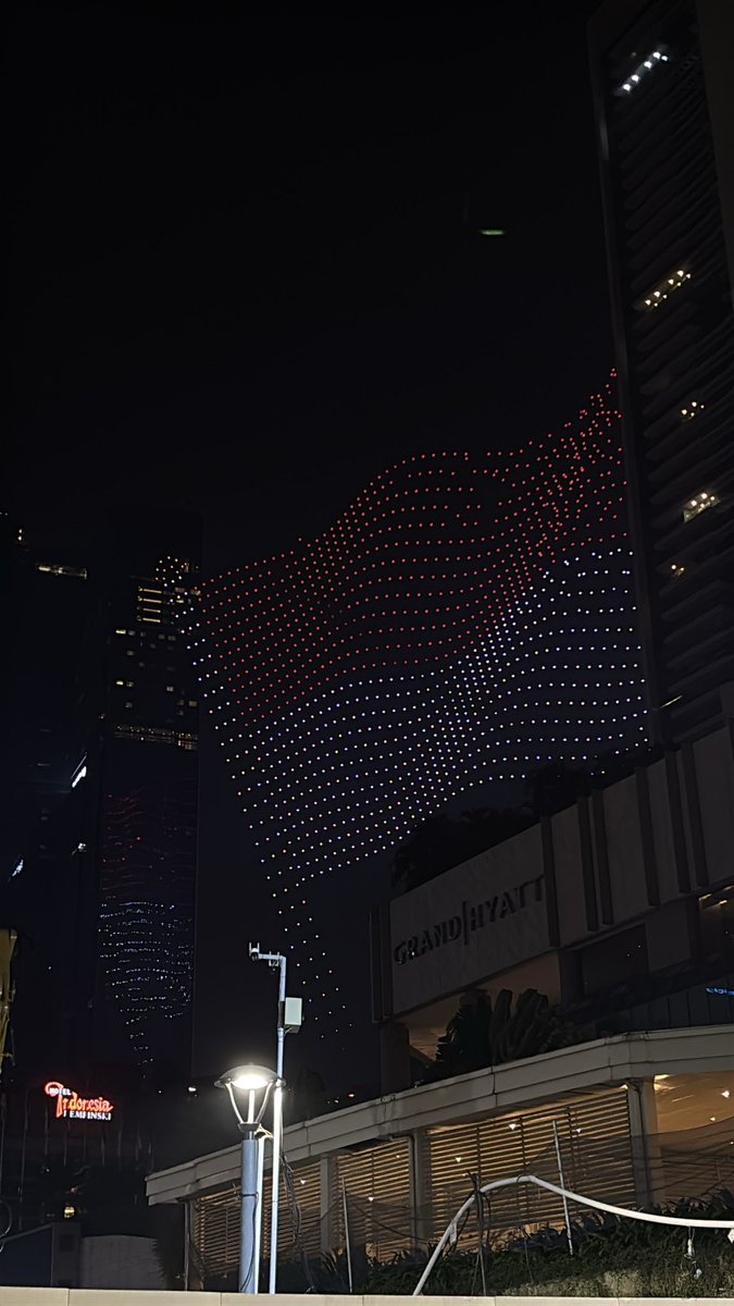 richuang8's tweet photo. ayo bangga Indonesia, just caught a drone show at midnight https://t.co/ZjwVNoNyiZ