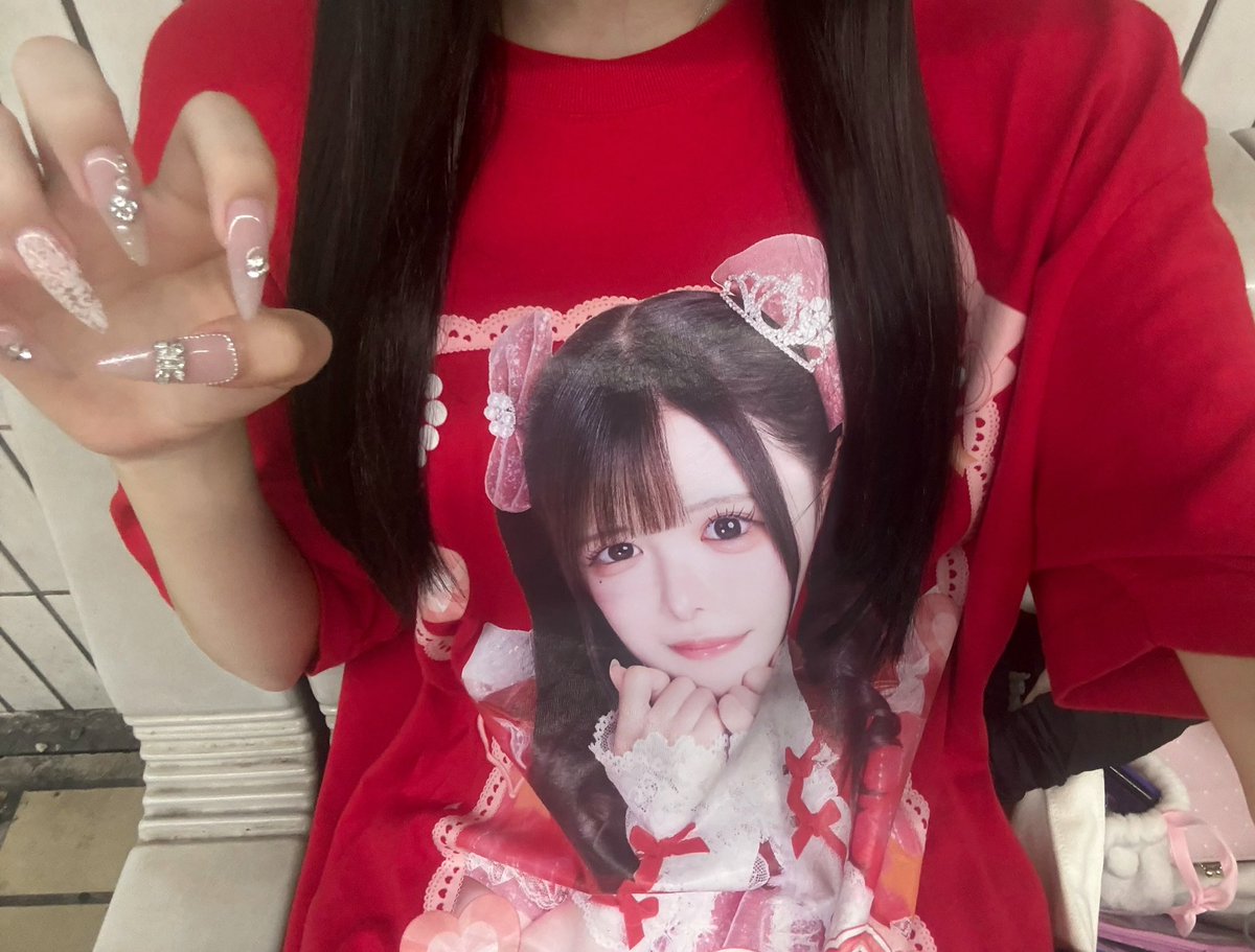 knyanchan's tweet photo. 最近推しTで外出してて駅行くとおーれーのりりちゃんだってすれ違いざまに言われる。
こないだヤリラフィーにも言われて、何故か嬉しくなった(   ◜ω◝ )♡ https://t.co/uMvAwuEJpm