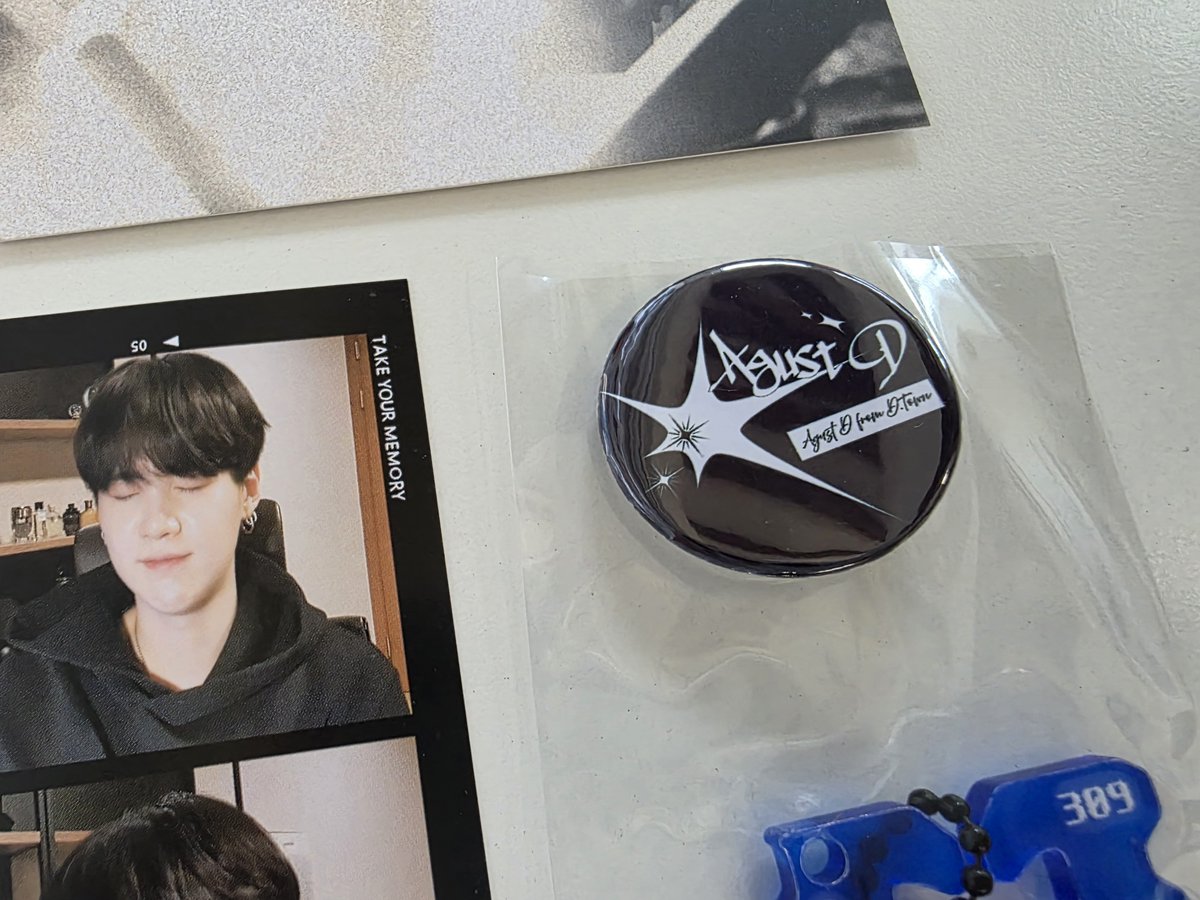 Never_mind_39's tweet photo. 특전 2컷 사진 존귀 ㅠㅠㅠㅠ 핀뱃지랑 키캡도 너무 이뻐요 ㅠㅠ 엉엉 https://t.co/8EjfQyMZwe