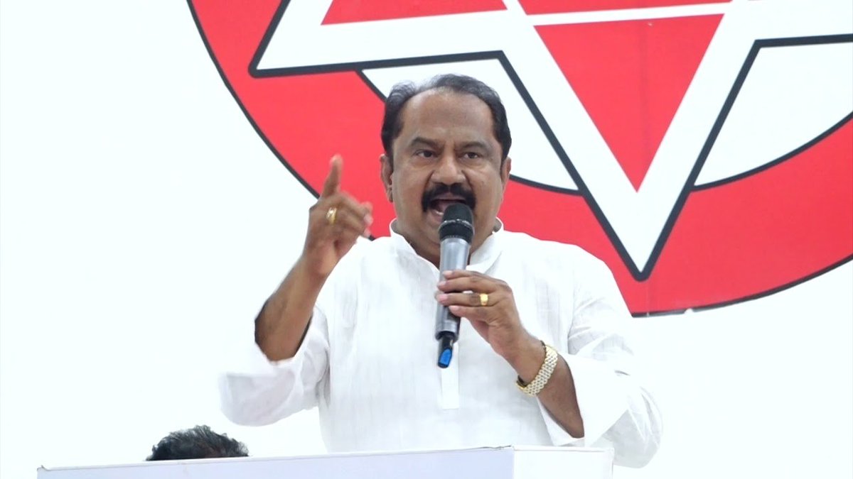 Telugu360's tweet photo. జనసేన నేత హత్యకు వైసీపీ నేత కుట్ర.. పరారీలో నరేంద్ర రెడ్డి!

గుంటూరు జనసేన నేత బోనబోయిన శ్రీనివాస యాదవ్‌ను ఉదయాన్నే జిమ్‌కు వెళ్లే సమయంలో మట్టుబెట్టేందుకు రౌడీషీటర్‌తో రూ. 1.5 కోట్లకు ఒప్పందం కుదుర్చుకుని, రెండుసార్లు రెక్కీ కూడా నిర్వహించినట్లు నిర్ధారణ.

నిందితుడైన వైసీపీ నేత నరేంద్ర రెడ్డిపై గతంలోనూ అనేక గూండాగిరీ, దౌర్జన్య కేసులున్నాయి; ఇటీవల గుంటూరులో హనీ ట్రాప్ నెట్‌వర్క్ నిర్వహణ ఆరోపణలపై అరెస్ట్ కావడంతో పాటు, పలు రౌడీయిజం కేసుల్లో పోలీసు రికార్డుల్లో నిలిచారు.

ఎన్నికల పోలింగ్ రోజున కేంద్ర మంత్రి, టీడీపీ ఎంపీ పెమ్మసాని చంద్రశేఖర్‌పై కూడా భౌతిక దాడికి యత్నించిన కేసులు కూడా ఉన్నాయి.

నగరంలో నరేంద్ర రెడ్డి సాగిస్తున్న కబ్జాలు, బెదిరింపులు , రౌడీయిజాన్ని గతంలో శ్రీనివాస యాదవ్ తీవ్రంగా అడ్డుకోవడమే ఈ హత్య కుట్రకు ప్రధాన కారణమని పోలీసు ప్రాథమిక విచారణలో వెల్లడైంది.

కేసు నమోదు కాగానే నరేందర్ రెడ్డి పరారయ్యారు.
#JanaSena #YSRCP