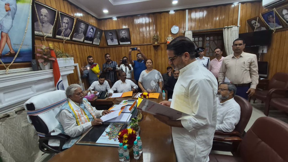 jansuraajonline's tweet photo. बांकीपुर विधानसभा के विधायक के तौर पर प्रशांत किशोर ने शपथ ली। https://t.co/GAQ4CraskX