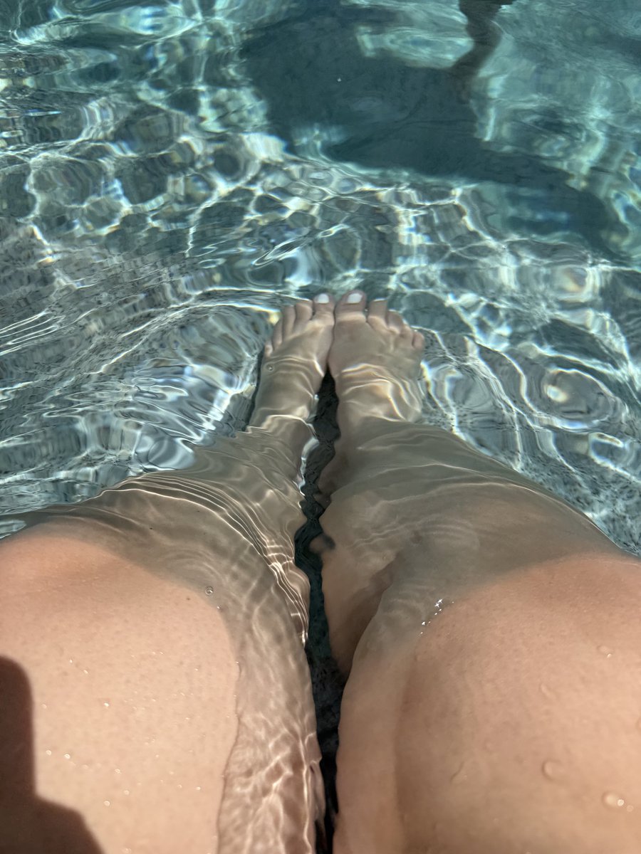 kummommy03's tweet photo. Guysss i love pool days 💜💜💜
#feet #nsfw https://t.co/5I2AvPZaFk