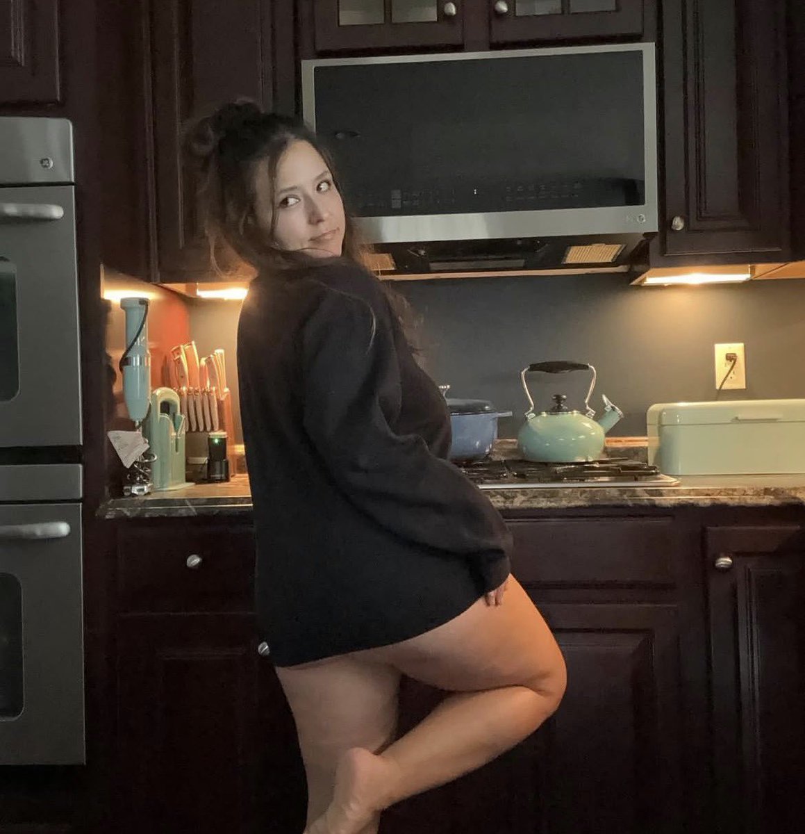 elonm4220's tweet photo. I can cook, I can bake and i'm very good at it.
I'm always in the kitchen making something. Especially with no pants because I hate them...🤣 https://t.co/19mruJCjSU