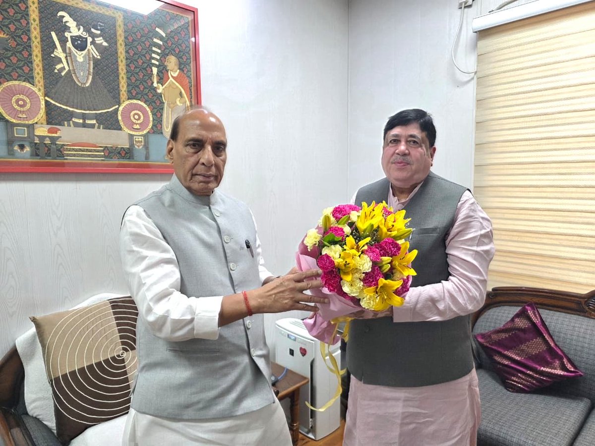 Dileep_Sanghani's tweet photo. केंद्रीय रक्षा मंत्री श्री राजनाथ सिंह जी के साथ उनके नई दिल्ली स्थित आवास पर शिष्टाचार भेंट की।

इस अवसर पर उन्हें इफको की विभिन्न गतिविधियों, सहकारी क्षेत्र में हो रहे सशक्तिकरण तथा किसानों के हित में सहकारिता के माध्यम से किए जा रहे कार्यों से अवगत कराया।
@rajnathsingh 
@DefenceMinIndia