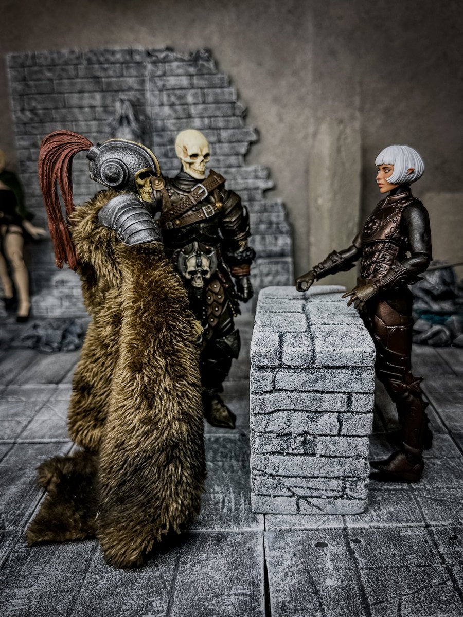 bucky_spike's tweet photo. 💀♀「うちの主人用に毛皮のマントを作ってくださる？」
💀♂「頼む！」

👩「似たようなのなら作れるよ、待ってな」

…チョキチョキ、デデン！！

👩「できたよ、着てみな」

💀♀「あらあんた良いじゃない」
💀♂「うむ！」

ーーー

mythic legions
Undead of Vikenfell に付属のファーマントがめっちゃかっこいいのでどうにか作れないかなと思ったら、ユザワヤにありました。
ぬい用のボア生地。カラバリも色々あってしかもめっちゃ安いぞ

マントでもなんでも好きな形に切ってつけるだけ。
ほつれもあんまり出ないので、切りっぱなしで使えるのでおすすめですよー。
ファーマントを実装するだけでかなりレベルアップします。
みんなも作ってみよー