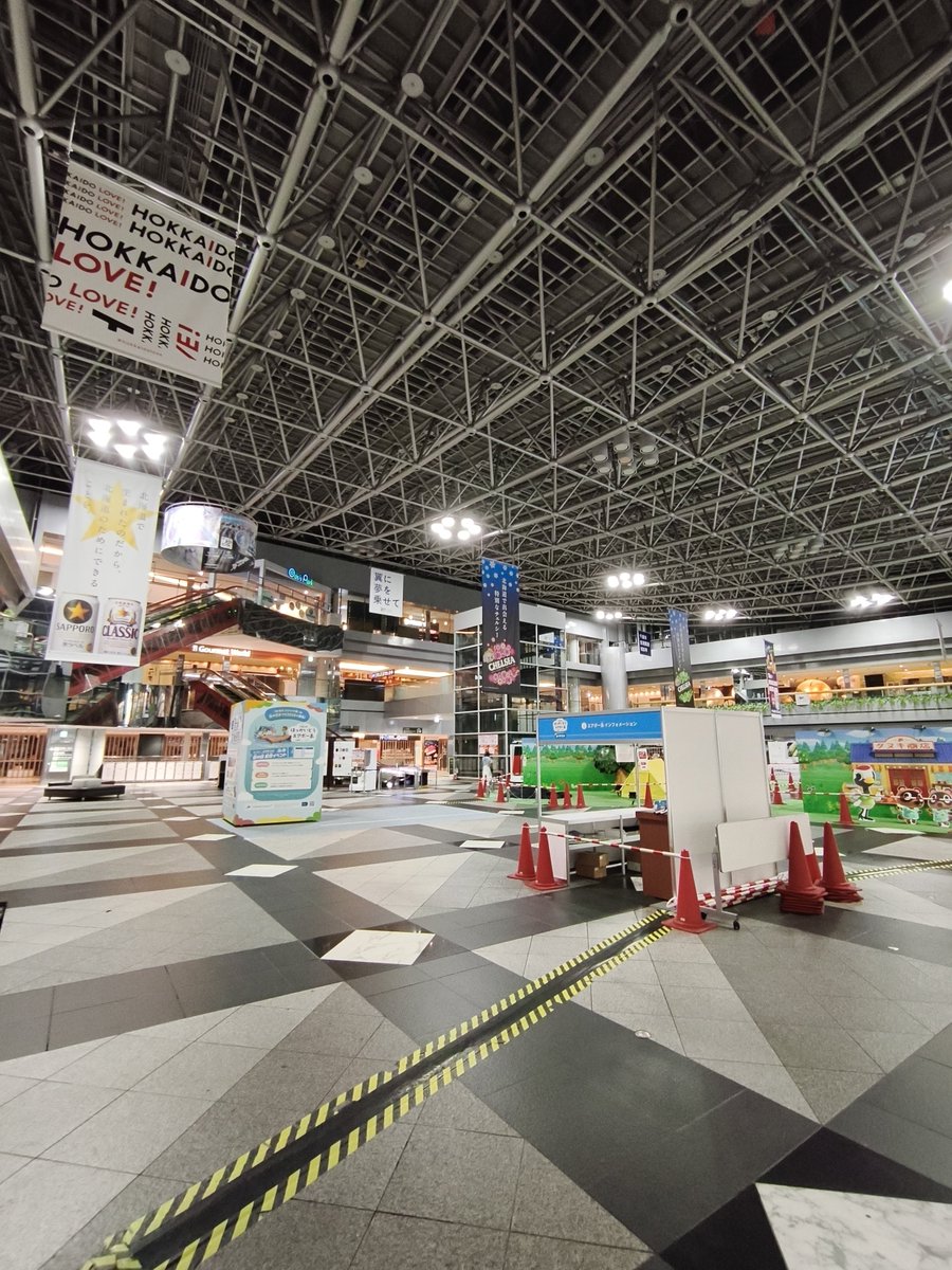 corgiketsu3's tweet photo. お盆中22:00ぐらいに新千歳空港
行ったんだけどセンタープラザ、
誰も居ない&amp;無音でビビった🐶💦

お店やってないとこうなるのか...
(なお1F到着ゲートはめっちゃいた) https://t.co/dm8YV6ijbn