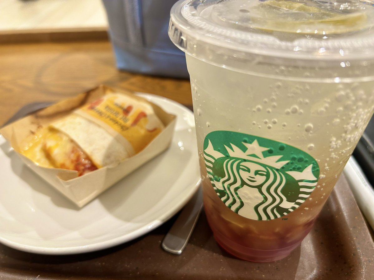 sohrgmz's tweet photo. 本日誕生日の為、夫から"1人時間"というプレゼントを貰い早朝から1人で遊び歩くなどしています。
1人でゆっくり食べるラーメン幸せすぎた。

そしてどうぶつの森のフルーツキーホルダー可愛すぎる😻
DS版の初期フルーツがオレンジでSwitch版の初期が桃だったから嬉しい、運命の引きをした https://t.co/WYUVQjYf1E