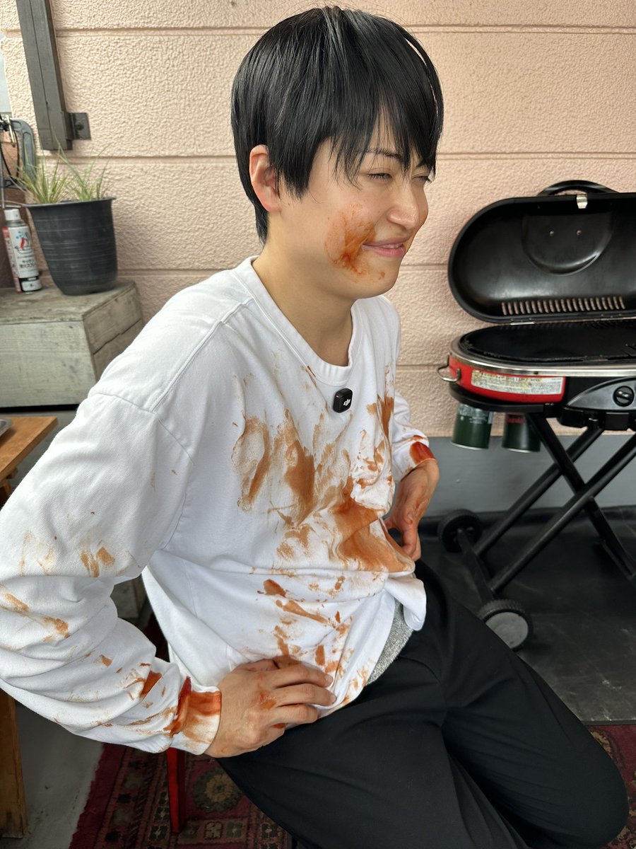 kando_jjj's tweet photo. 俺は相方のプロ意識が怖い、、
ちょっと顔にケチャップ付けて戻ってくるコントのつもりが、私服のGAPの Tシャツにべしゃ付けで現れた、、、 https://t.co/0kwtlrZ6UB