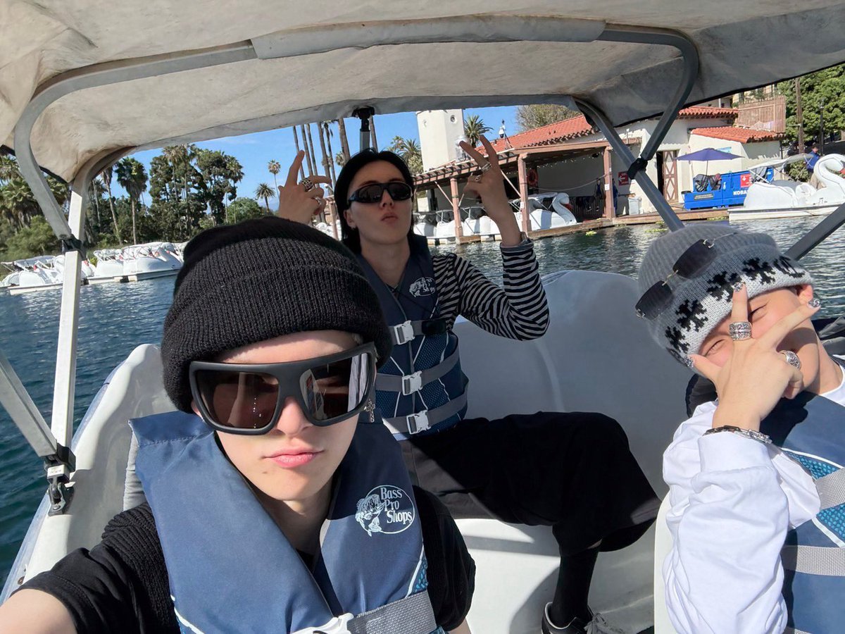 HYUNH4YI's tweet photo. HYUNHAYO on yoshi weverse dm 📸

hyunsuk got cropped out on IG bc of the ratio limit but he sent the original one on dms hehe so cute https://t.co/lXnCTIxlR2