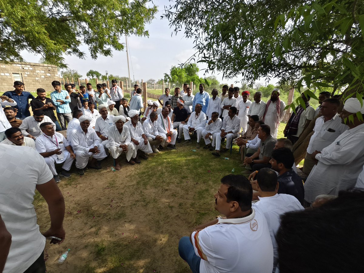 shermohammed_4's tweet photo. #संविधान_सद्भावना_पदयात्रा | बिजराड़

आज बिजराड़ में संविधान सद्भावना पदयात्रा के दौरान पूर्व कैबिनेट मंत्री जनाब शाले मोहम्मद जी भी पदयात्रा में शामिल हुए।

इस अवसर पर उनके साथ कदम से कदम मिलाकर संविधान, सद्भाव, भाईचारे और सामाजिक एकता के संदेश को जन-जन तक पहुँचाने का संकल्प लिया।