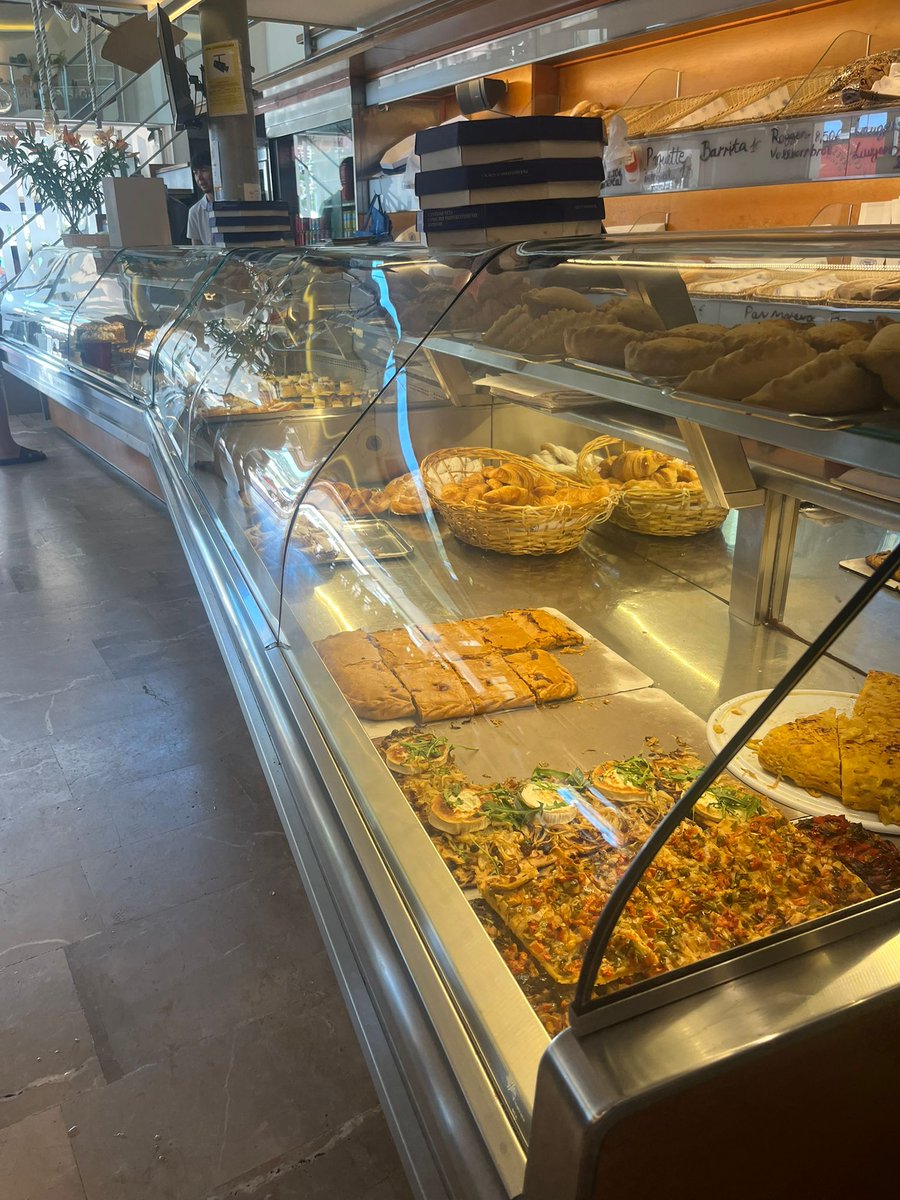 ACIB_Baleares's tweet photo. 🥖✨ ¡Nuevo punto de venta sin gluten!

La Consigna, en el Puerto de Andratx, se incorpora con una amplia variedad de panadería y repostería del horno artesanal Lurayn: panes, donuts, palmeras, napolitanas y mucho más. 💙

#ACIB #Celiaquia #SinGluten #Mallorca #Andratx https://t.co/vXrS2HmIy7