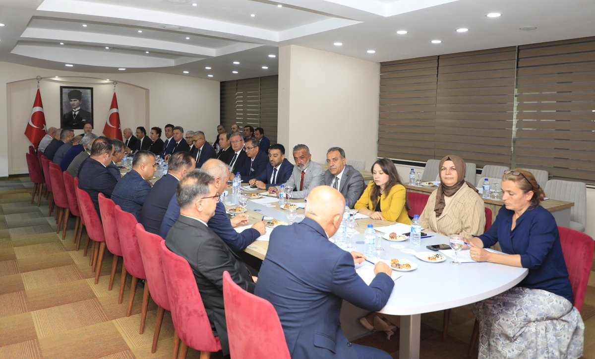 antalyamem07's tweet photo. 📍 Falez MTAL

Eğitimde niteliği artırmak ve yeni eğitim-öğretim yılına güçlü bir başlangıç yapmak amacıyla çalışmalarımızı kararlılıkla sürdürüyoruz. 📚

İl Millî Eğitim Müdürümüz Sayın Mehmet Yasin Eriş’in başkanlığında, il yöneticilerimiz ve 19 ilçe millî eğitim müdürümüzün katılımıyla İl Eğitim Değerlendirme Toplantısı gerçekleştirildi.

Toplantıda; 2025-2026 eğitim-öğretim yılında yürütülen çalışmalar ve projeler değerlendirilirken, 2026-2027 eğitim-öğretim yılı öncesinde sürdürülen hazırlıklar ile eğitim ortamlarının iyileştirilmesine yönelik çalışmalar kapsamlı şekilde ele alındı.

@tcmeb @Yusuf__Tekin @Mehmetyasineris @AntalyaValilik