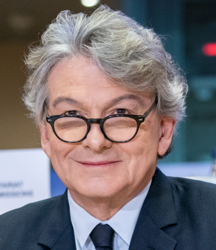 kubernan's tweet photo. Thierry Breton, l’homme qui sauve les entreprises comme d’autres sauvent les meubles : juste avant l’incendie.

Regardez-le bien. Né le 15 janvier 1955 à Paris. École alsacienne, Louis-le-Grand, Supélec. Pendant son service national, il enseigne les maths et l’informatique au lycée français de New York. 

De retour, il crée Forma Systems. Puis il dirige le Futuroscope de Poitiers, aux côtés de René Monory. Pendant qu’il y est, il co-signe *Softwar*, un thriller high-tech qui se vend très bien. Son co-auteur, Denis Beneich, affirmera plus tard que Breton n’a pas écrit une seule ligne. Il a eu l’idée. Beneich a tenu la plume. Breton reconnaît que « pour l’essentiel » c’est l’autre qui a écrit, mais garde le titre d’auteur. Le futur grand stratège commence déjà par une collaboration un peu floue. En 2015, il acquiert aussi la nationalité sénégalaise. Double nationalité franco-africaine. Pratique.

Ensuite, Bull, puis PDG de Thomson en 1997. La boîte vaut un franc symbolique. Il la « sauve », empoche les titres de stratège de l’année, part. France Télécom en 2002. Dette monstrueuse. Il lance les plans de réduction des coûts et de la masse salariale. L’action remonte. En 2005, il part à Bercy comme ministre de l’Économie. Son successeur amplifie et radicalise la politique. Les plans de restructuration deviennent une machine à pression. Une vague de suicides s’abat sur l’entreprise. La justice reconnaîtra plus tard un « harcèlement moral institutionnel ». Breton, lui, est déjà ailleurs.

Puis Atos. Onze ans de rachats frénétiques. En 2011, il déclare la guerre à l’email. « Zero Email ». L’email interne est une pollution informationnelle, explique-t-il. Il faut le remplacer par des outils collaboratifs. Les salariés regardent ça avec un mélange d’incrédulité et d’amusement. Lui, il vend ça comme une révolution managériale. En 2019, il vend ses actions à plus de 60 euros, empoche une fortune, et s’envole à Bruxelles. L’entreprise, elle, continue. Quelques années plus tard, le titre s’effondre. Lui n’est plus là.

À la Commission, il se découvre une nouvelle passion : Elon Musk. Il l’écrit, le rappelle à l’ordre, le menace publiquement avec le DSA, poste des lettres ouvertes. Avant l’interview Musk-Trump, il sort une missive solennelle. Musk lui répond avec un mème de Tropic Thunder : « Take a big step back and literally fuck your own face. » La Commission elle-même doit prendre ses distances. L’acharnement continue. Musk s’en amuse. Breton s’énerve.

En septembre 2024, Ursula von der Leyen le lâche. Il claque la porte en accusant une « gouvernance contestable ». Portrait officiel pour le prochain mandat : un cadre vide.

Depuis, il est partout. Plateaux télé, radios, interviews. L’ex-ministre, l’ex-commissaire, l’ex-PDG, l’ex-tout. On le sort dès qu’il faut un regard « d’expérience » sur l’économie, l’Europe ou le numérique. Certains ont même essayé de le pousser vers une candidature en 2027. Lui refuse poliment. Il ne veut pas être le énième candidat. Il préfère commenter. Toujours disponible, toujours en costume, toujours prêt à expliquer comment il aurait fait mieux. 

Et pour couronner le tout, l’administration Trump lui a refusé le visa américain fin 2025, le ciblant comme l’un des architectes de la régulation européenne des plateformes. Il dénonce une chasse aux sorcières. L’ex-commissaire se retrouve persona non grata aux États-Unis. Pendant ce temps, ses coupes de cheveux deviennent de plus en plus baroques, comme s’il fallait compenser chaque sortie de scène par un volume supplémentaire.

Thierry Breton a le don rare de transformer chaque crise différée en succès personnel. Il est toujours le stratège de l’année tant qu’il est en place. Il est toujours ailleurs quand la facture arrive. Du roman co-signé dont on discute encore la paternité réelle jusqu’aux entreprises qu’il quitte avant le crash, en passant par la culture de pression chez France Télécom, la croisade absurde contre les emails, l’acharnement ridicule contre Musk, la double nationalité franco-sénégalaise et le visa américain refusé, le même schéma. Il vend haut, part bien, et laisse les autres gérer les débris. 

Aujourd’hui, il vend du commentaire. Le chevalier du fédéralisme européen n’est pas un sauveur. C’est un professionnel de la sortie avant l’explosion… et du plateau télé après.