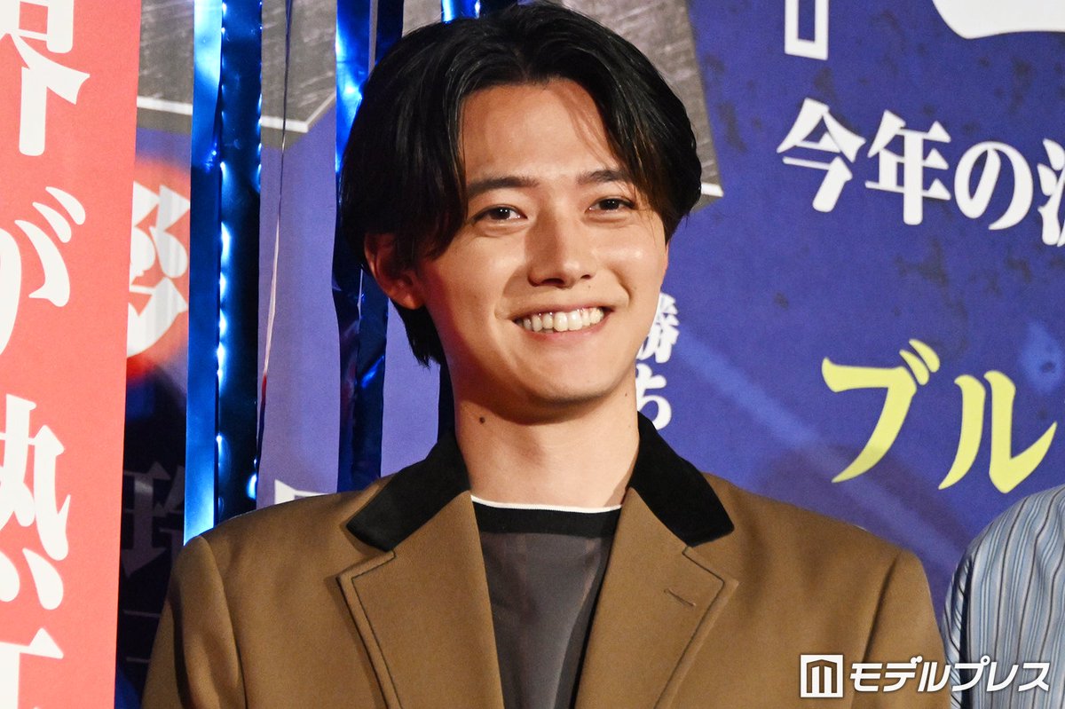 modelpress's tweet photo. 「ブルーロック」蜂楽役で話題の櫻井海音、映画館で観客に自ら声がけ「半分、不審者」
https://t.co/frIjcs7YbG

劇場で映画を鑑賞した櫻井は、帰り際に後ろにいた親子から「蜂楽めっちゃかっこよかった！」という声を聞き、思わず「蜂楽すごかったでしょ。お兄さんやってたんだよ」と自ら声がけ。子どもに驚かれながらも、その後一緒に写真を撮ったと明かし、鑑賞者から直接反応を聞けた喜びを語った。

3歳からサッカーを始め、中学時代には東京ヴェルディジュニアユースに所属。高校時代にはフットサル日本代表として国際大会で優勝するなど、本格的なサッカー経験を持つ櫻井。公開後から蜂楽廻役が好評で、主演の高橋文哉も「海音が作品を底上げしてくれた」と絶賛。櫻井は「エゴサをするんですけど、こんなにいいことしか書いていただいていないことなかったので、非常に心の支えになっています」と感謝した。

映画「ブルーロック」大ヒット御礼舞台挨拶⚽